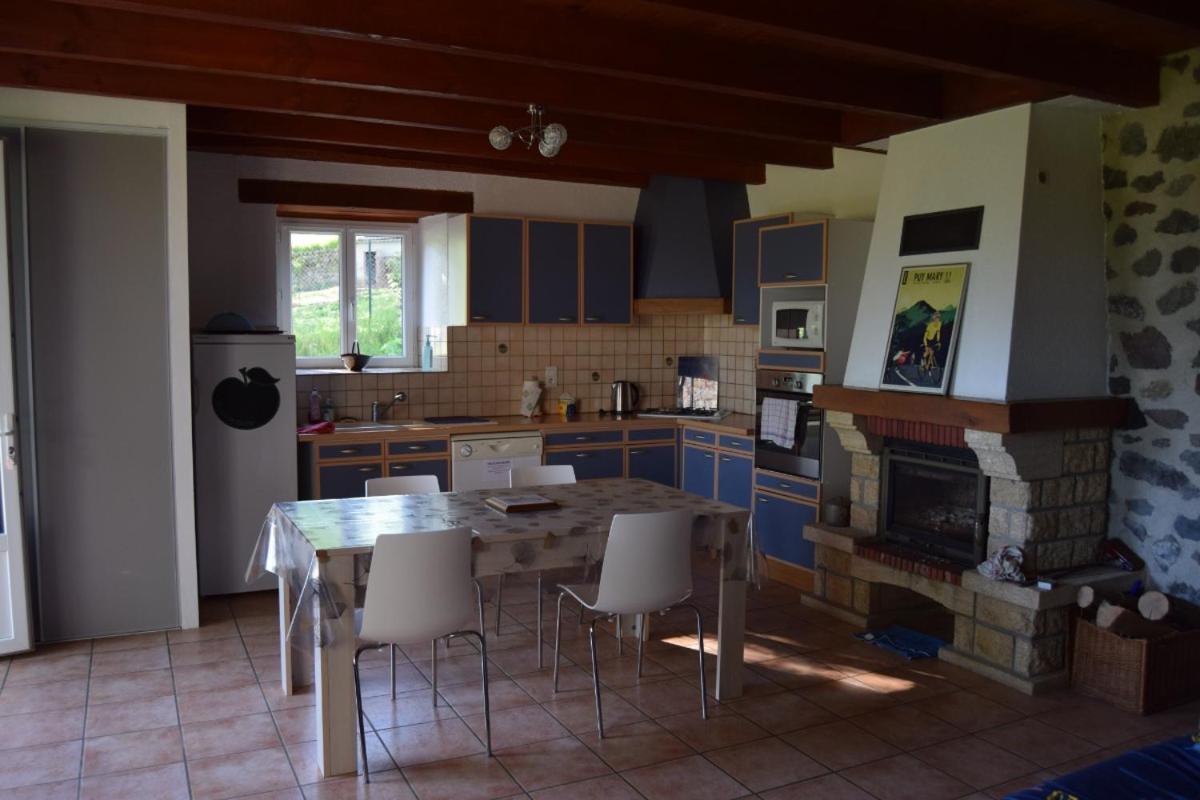 Gite 4 Personnes Dans Le Cantal Animaux Bienvenus Lascelle Bagian luar foto